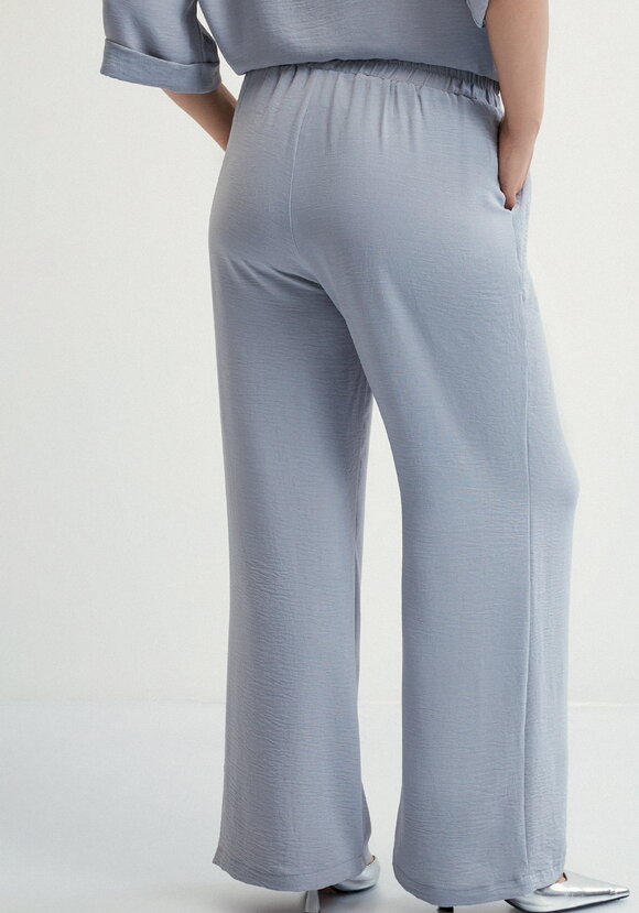 Костюм брючный с лаконичным принтом шир.  580, рис. 33