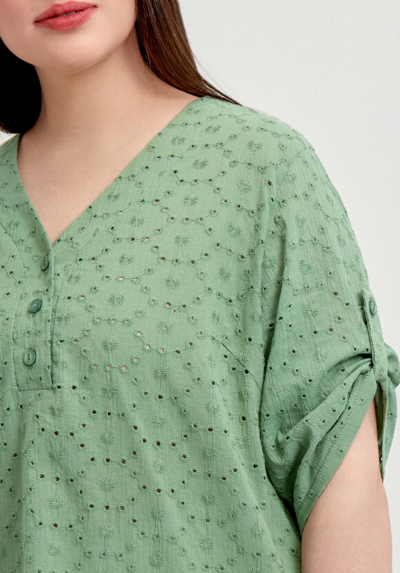 Блуза с V-образным вырезом из шитья шир.  580, рис. 5