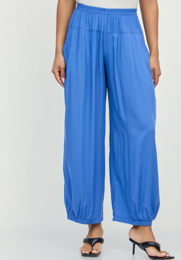 Брюки свободные с эластичной лентой по низу шир.  580, рис. 28