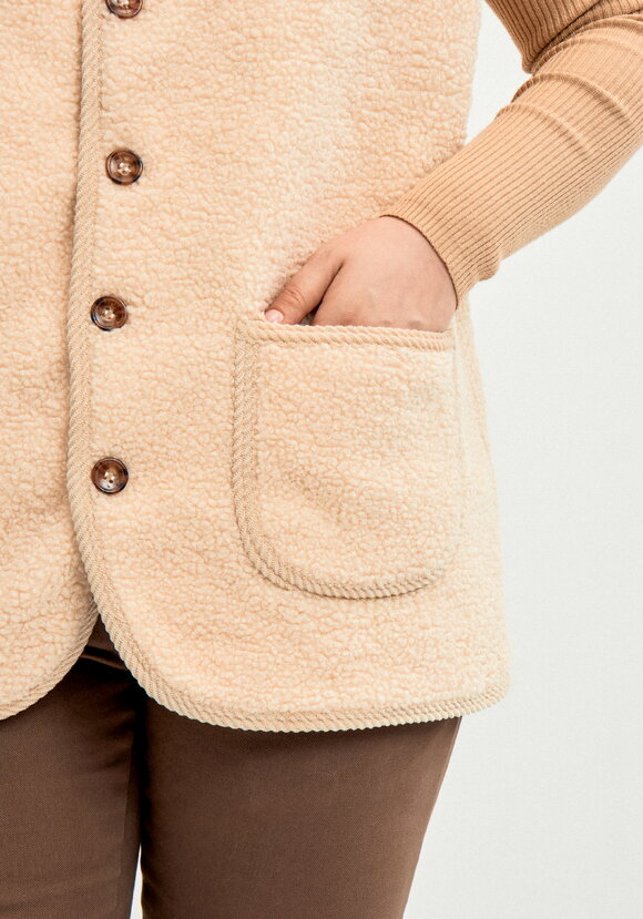 Жилет из экомеха на пуговицах шир.  580, рис. 15