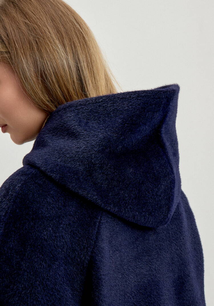 Жакет пушистый с капюшоном на пуговицах шир.  750, рис. 16