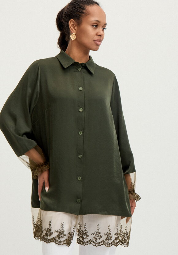 Туника с кружевом на пуговицах шир.  580, рис. 17