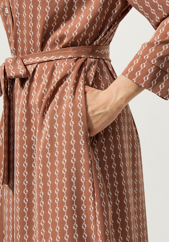 Платье-рубашка с воротником-стойкой шир.  580, рис. 7