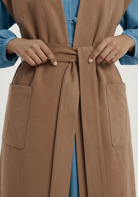 Жилет на запах со спущенным плечом шир.  580, рис. 32