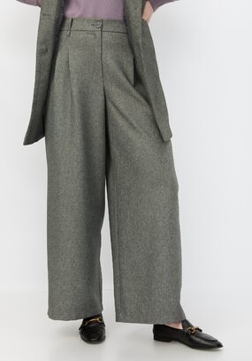 Брюки свободного силуэта с защипами