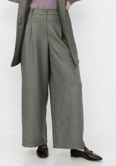 Брюки свободного силуэта с защипами