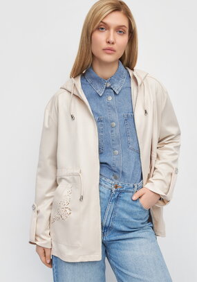 Ветровка с ажурным узором на карманах