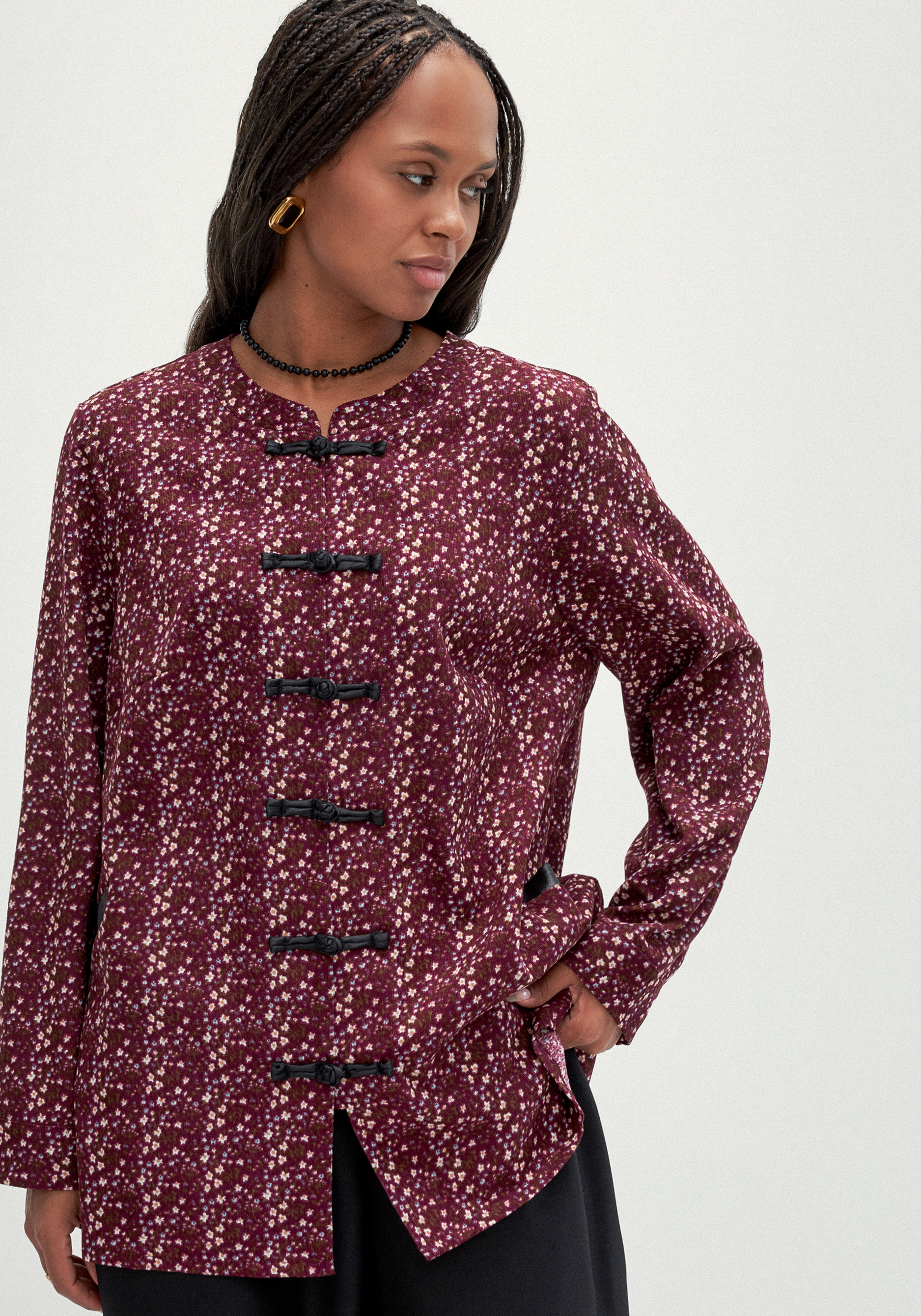 Блуза с оригинальными застежками