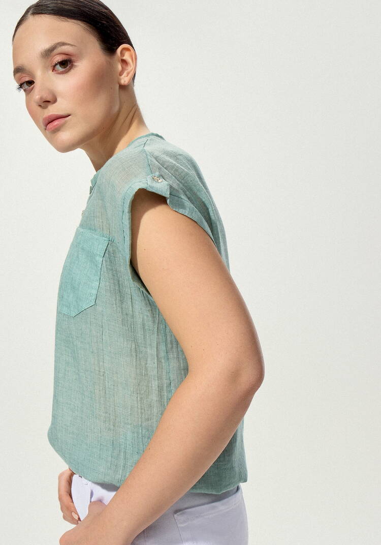 Блуза с коротким рукавом и карманом на груди шир.  750, рис. 31