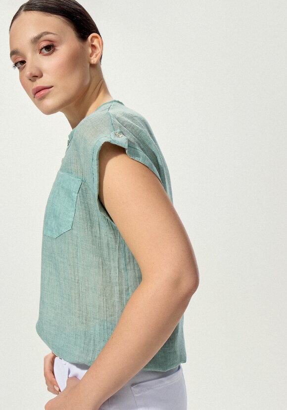 Блуза с коротким рукавом и карманом на груди шир.  580, рис. 31