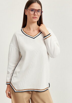 Джемпер с V-образным вырезом горловины