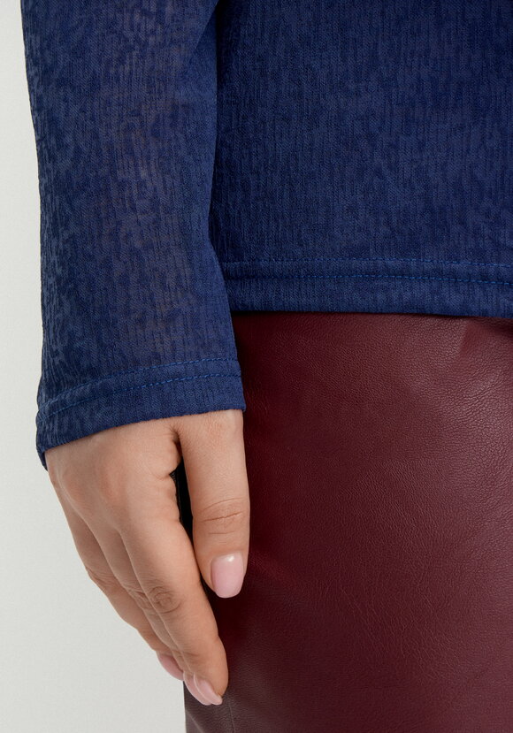 Водолазка из фактурного трикотажа шир.  580, рис. 11