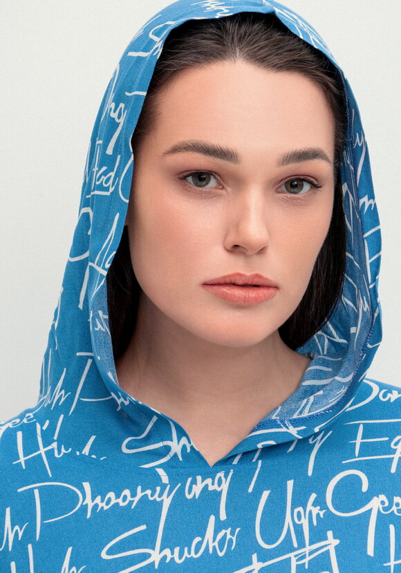 Платье-футболка с капюшоном шир.  580, рис. 29