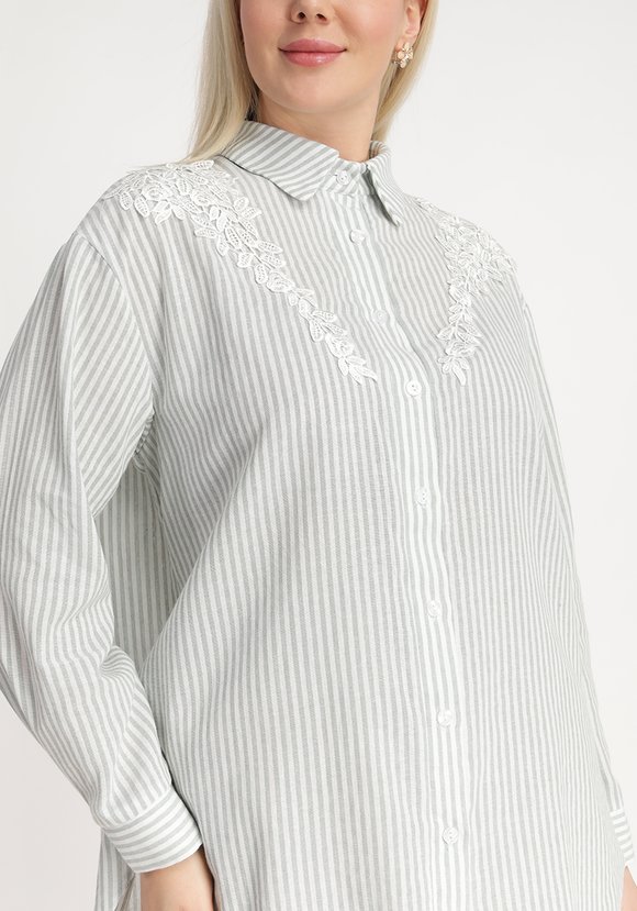 Рубашка в полоску с цветочной нашивкой шир.  580, рис. 13
