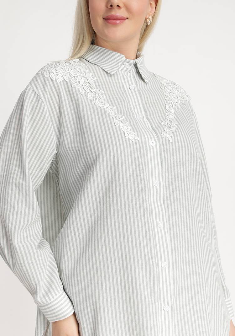 Рубашка в полоску с цветочной нашивкой шир.  750, рис. 13
