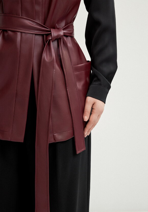 Жилет из эко-кожи на запах шир.  580, рис. 30