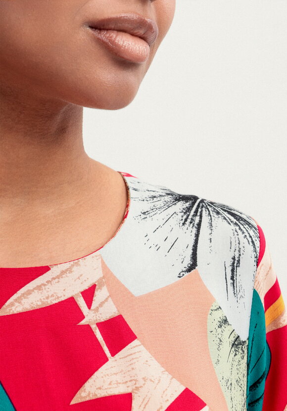 Платье из штапеля с тропическим принтом шир.  580, рис. 22