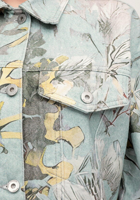 Джинсовая куртка с цветочными мотивами шир.  580, рис. 5