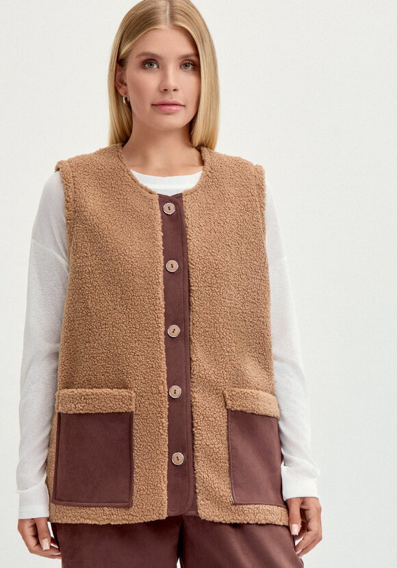 Жилет с отделкой из замши шир.  580, рис. 21