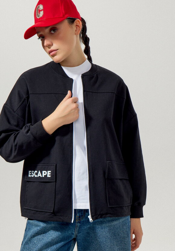 Бомбер с накладными карманами шир.  580, рис. 1