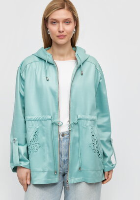 Ветровка с ажурным узором на карманах