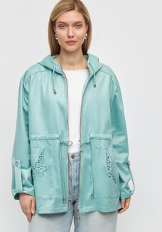 Ветровка с ажурным узором на карманах