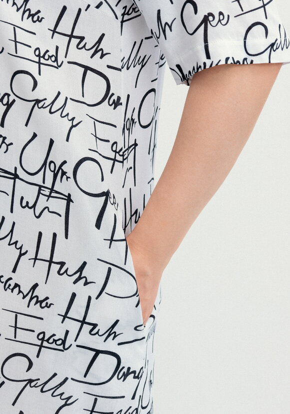 Платье-футболка с капюшоном шир.  580, рис. 22