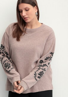 Свитшот с принтом на рукавах