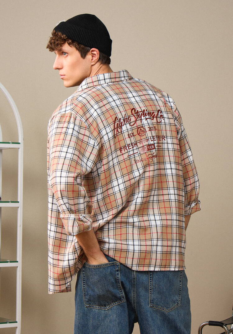 Рубашка в клетку с принтом на спине шир.  750, рис. 17