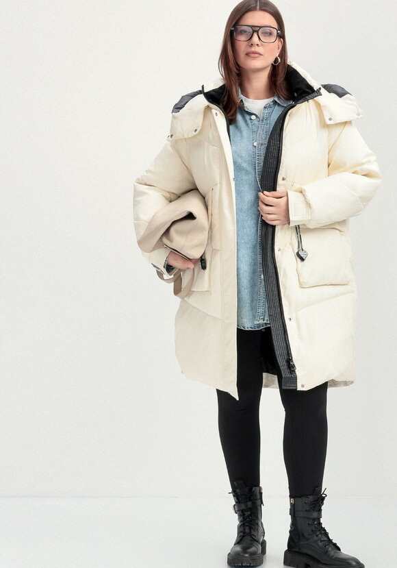 Пуховик с капюшоном и объемными карманами шир.  580, рис. 38