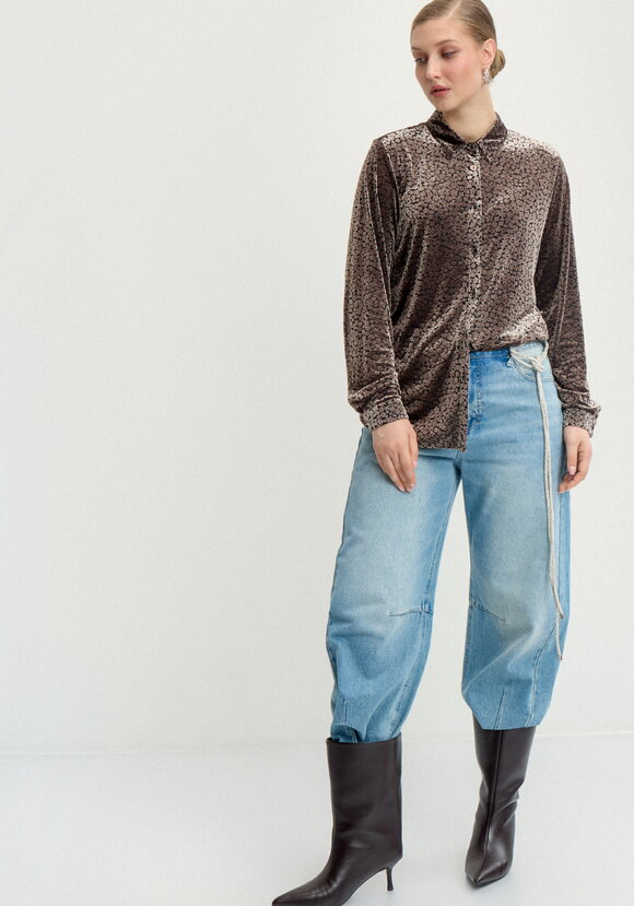 Блуза на пуговицах с фактурной тканью шир.  580, рис. 8