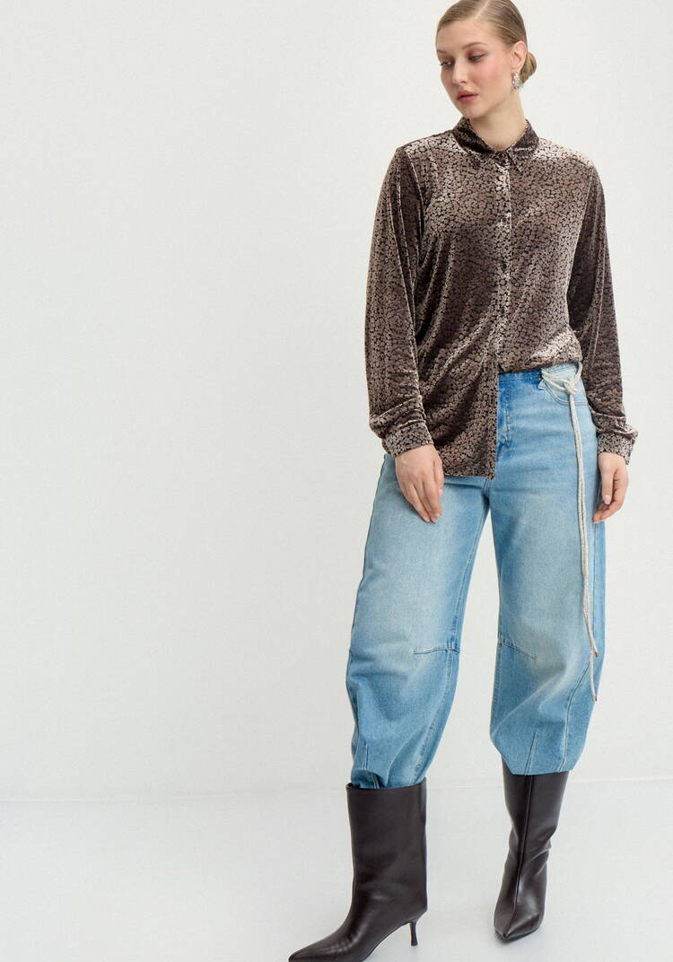 Блуза на пуговицах с фактурной тканью шир.  750, рис. 8