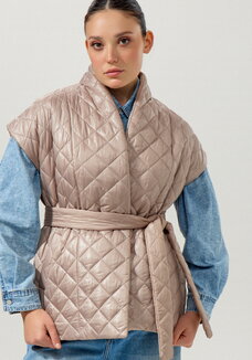 Жилет со спущенным плечом и высоким воротом