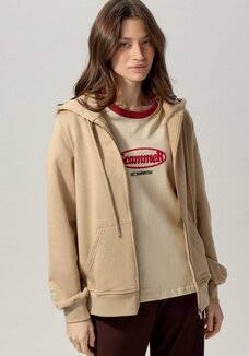 Толстовка с капюшоном и нашивкой на рукаве