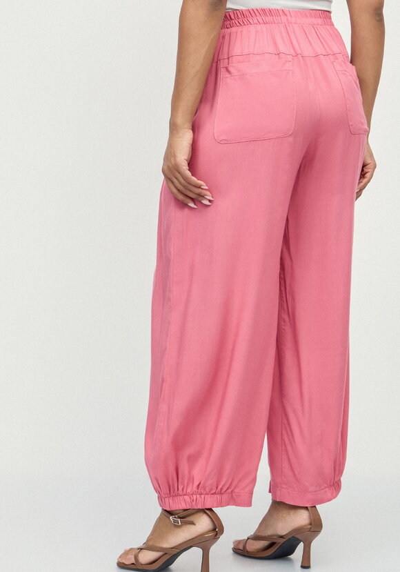 Брюки свободные с эластичной лентой по низу шир.  580, рис. 19