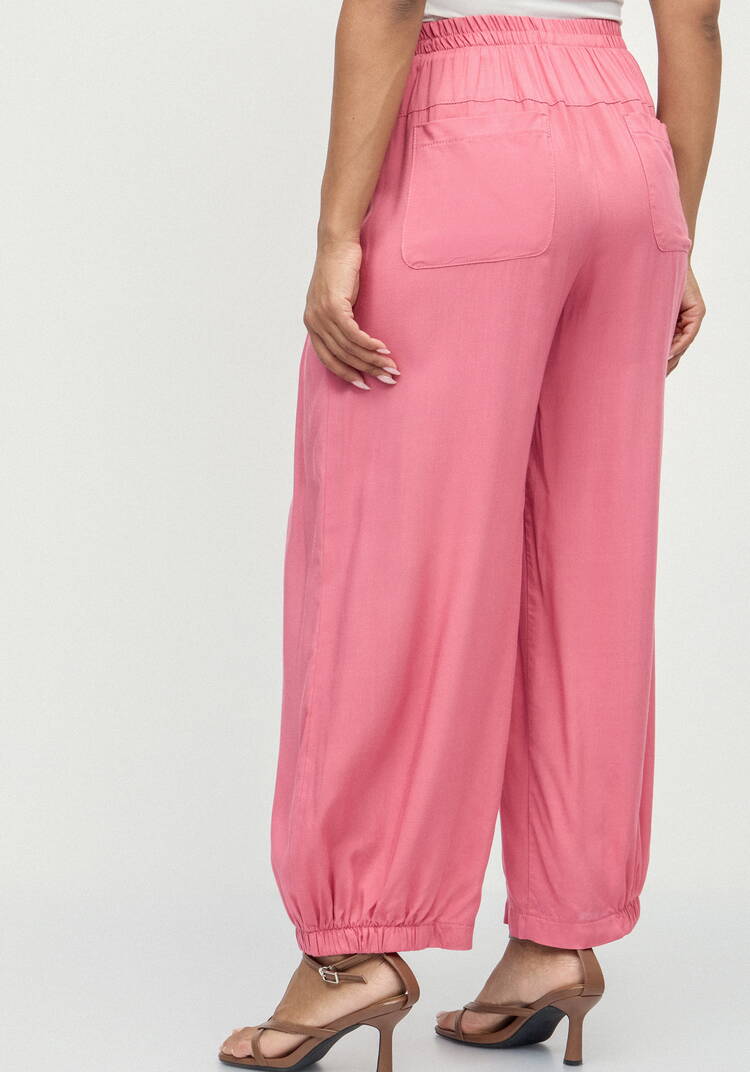 Брюки свободные с эластичной лентой по низу шир.  750, рис. 19