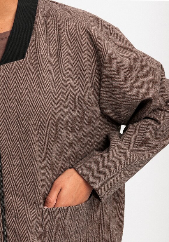 Бомбер на молнии с карманами шир.  580, рис. 17