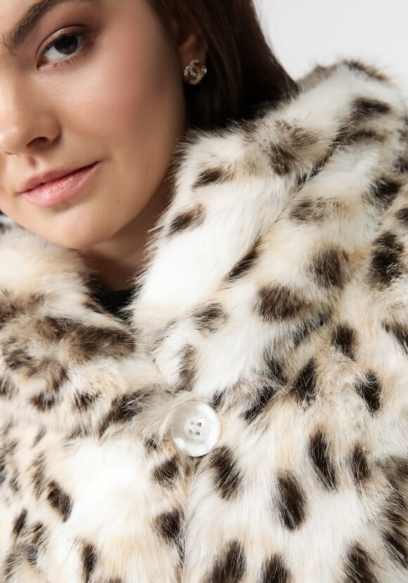 Шуба с леопардовым воротником шир.  580, рис. 29