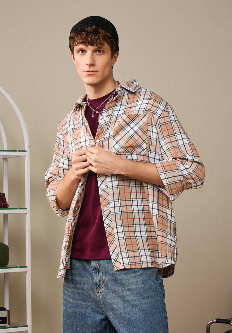 Рубашка в клетку с принтом на спине шир.  750, рис. 16