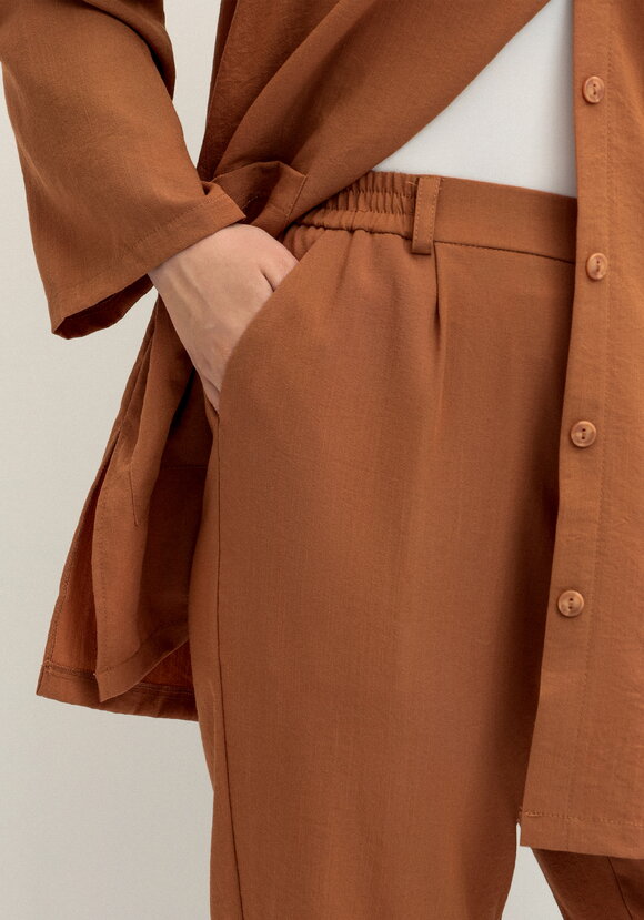 Брюки прямого кроя на резинке по поясу шир.  580, рис. 26