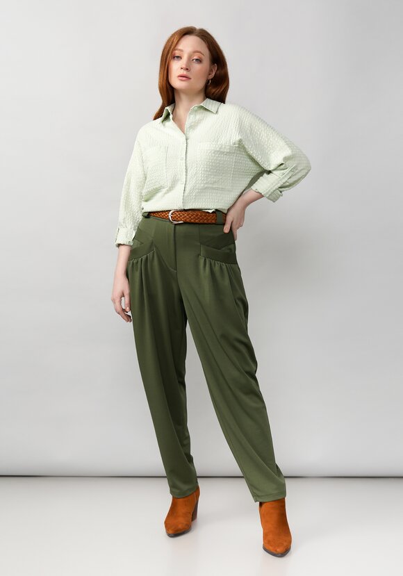 Брюки женские со сборкой на карманах шир.  580, рис. 29