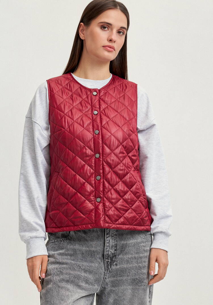 Жилет стёганый с застёжкой на кнопки шир.  750, рис. 24