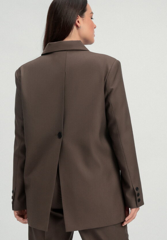 Пиджак с разрезом по спинке шир.  580, рис. 21