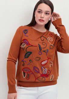 Джемпер с яркой абстрактной вышивкой