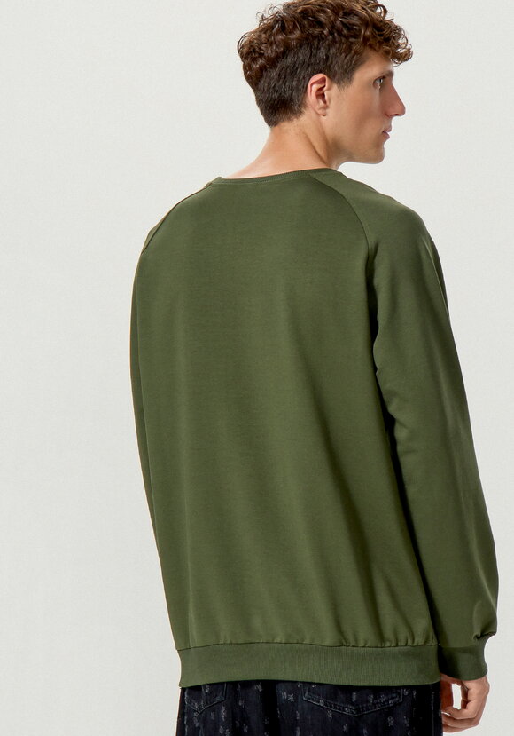 Свитшот с вышивкой на груди шир.  580, рис. 11