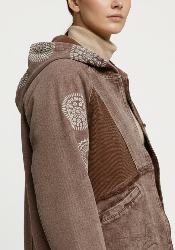 Куртка джинсовая с нашивками Ванесса шир.  580, рис. 11