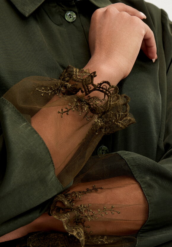 Туника с кружевом на пуговицах шир.  580, рис. 15