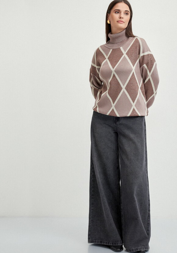 Свитер с рисунком ромбы и метанитью шир.  580, рис. 8