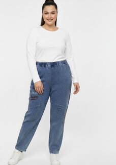 Джинсы с вышивкой на резинке