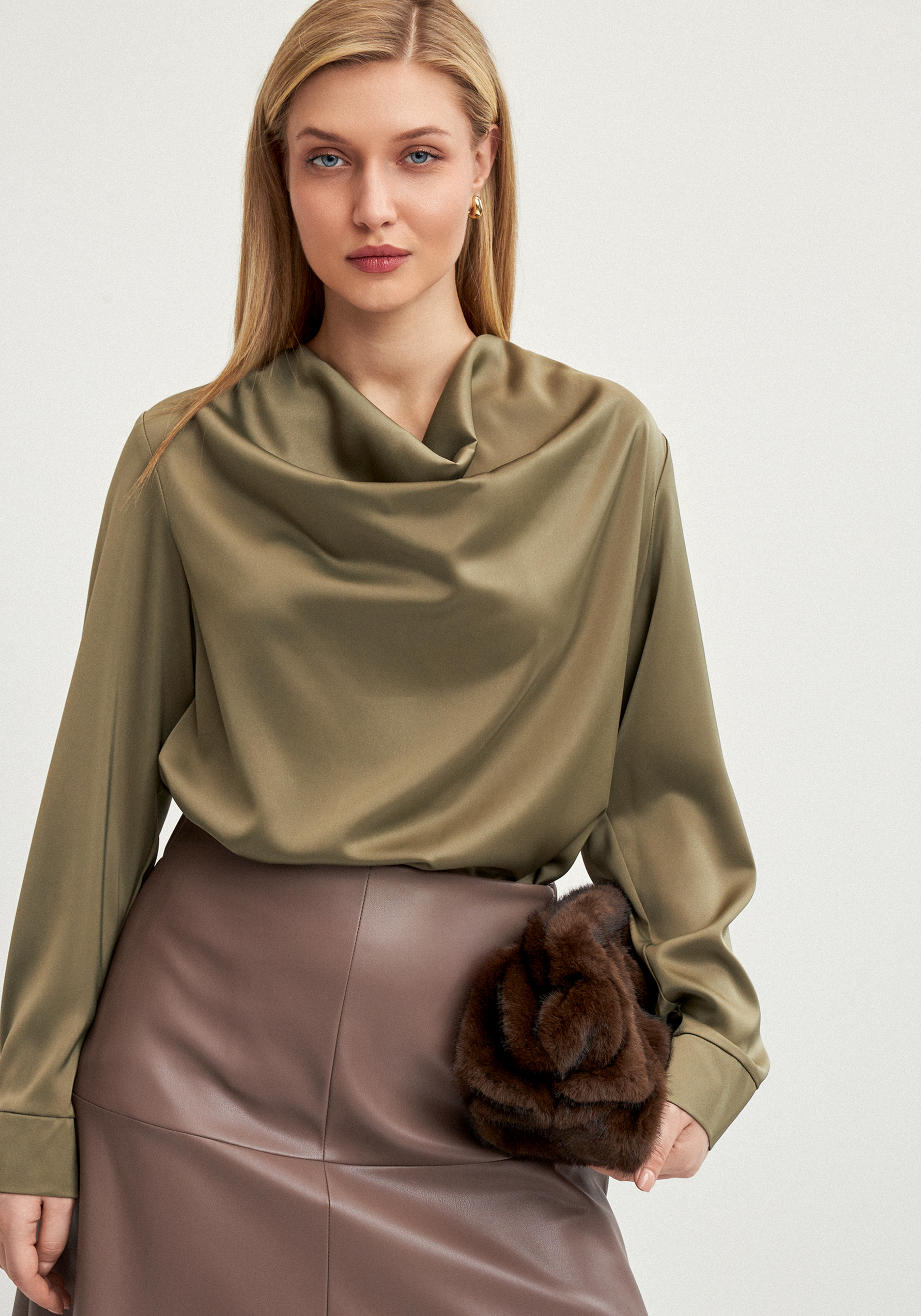 Блуза шелковая с воротником-хомутом 3499₽